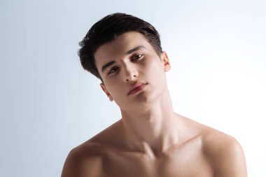 Beyaz arka plan üzerinde duran kendine güvenen erkek kişi