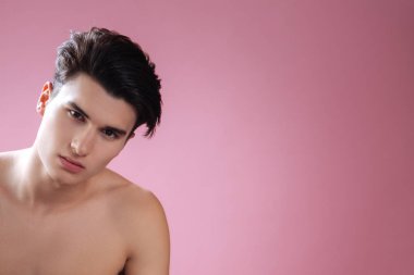 Fotoğraf köşesinde ciddi esmer ayakta