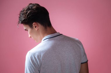 Arkadan görünüşü ciddi adam kameraya poz