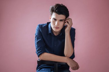 Profesyonel model kameraya poz