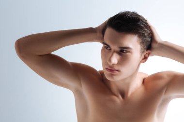 Her iki kolu yükselterek rahat erkek kişi