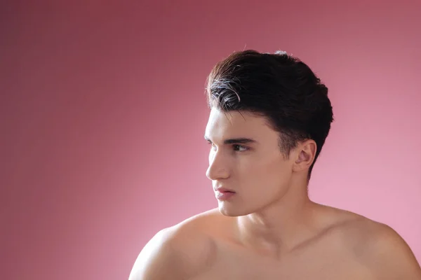 Młody mężczyzna model, pokazując jego profil — Zdjęcie stockowe