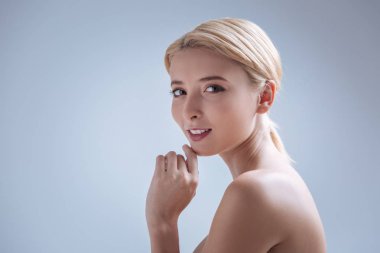 Neşeli kız onun çene dokunmadan