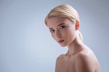 Düşünceli genç kadın fotoğraf çekmek için