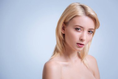 Beyaz arka plan üzerinde duran memnun kadın