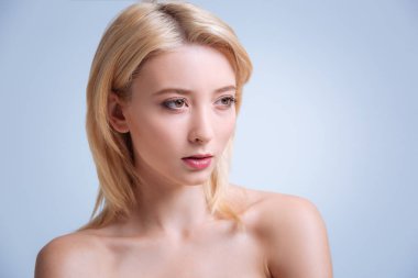 Gurur kız ona makyaj gösteren