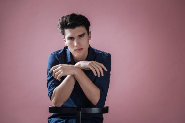 Geçiş silah fotoğraf makinesinde genç adam