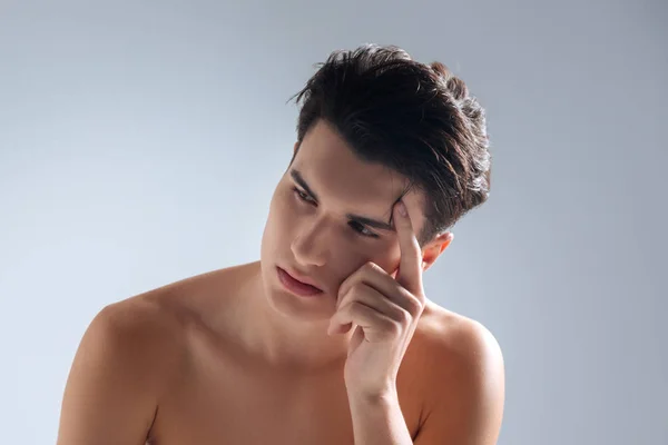 El hombre concentrado es profundo en pensamientos —  Fotos de Stock