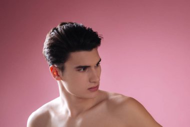 Ciddi model kameraya poz