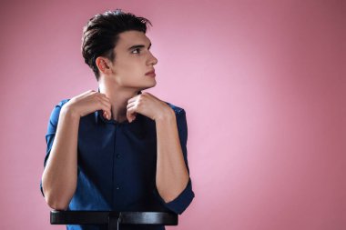 Her iki dirsek sandalyenin üstüne koyarak özenli öğrenci