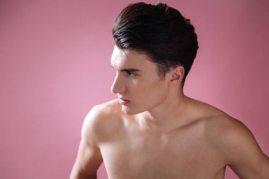 Yakışıklı çocuk giysi olmadan poz