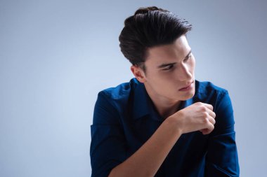 Şunu bir kenara yakışıklı cool adam portresi