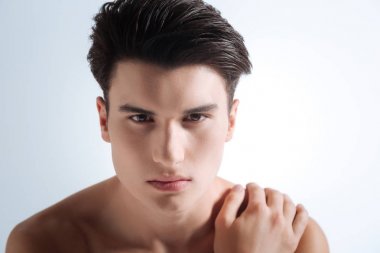 Doğruca kameraya bakarak çekici modeli