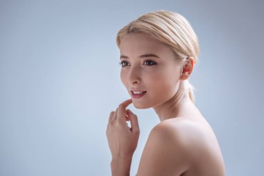 Yüzünde gülümseme pozitif sarışın tutma