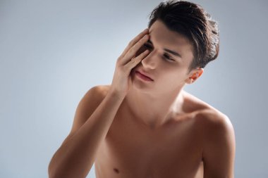 Yanağını dokunmadan yorgun modeli