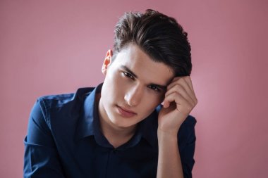 Dört gözle bu erkek portresi memnun