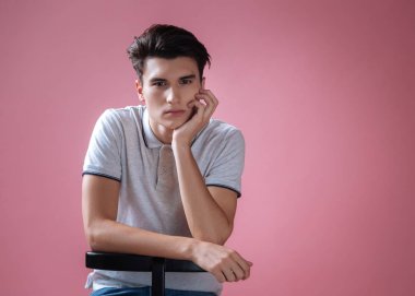 Esmer iş günü sonra rahatlatıcı konsantre