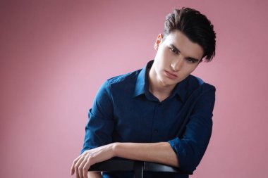 Çekici esmer fotoğraf stüdyosunda olmak