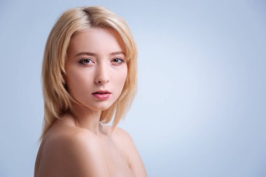 Doğruca kameraya ciddi kız