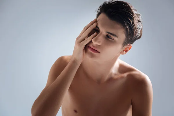 Modelo cansado tocando su mejilla — Foto de Stock