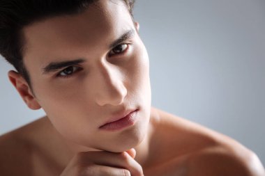 Dört gözle bu çekici adam yakın çekim