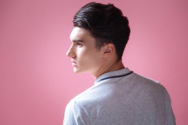 Profil ciddi esmer studio çalışma
