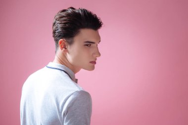 Gizemli erkek kişi bazı düşünceler