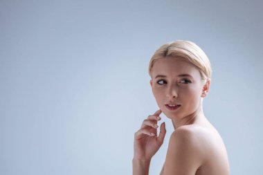 Gizemli kız samimi gülümsemesi gösteren