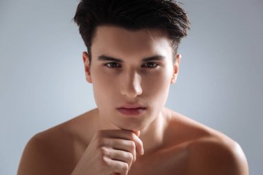 Onun çene dokunmadan yakışıklı genç modeli