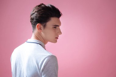 Özenli esmer profesyonel stüdyoda poz