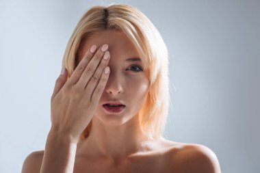 Onun manikür gösteren oynak kadın