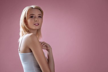 Çekici bir kadın kişi kendisi dokunaklı