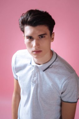 Esmer pembe arka plan üzerinde poz konsantre