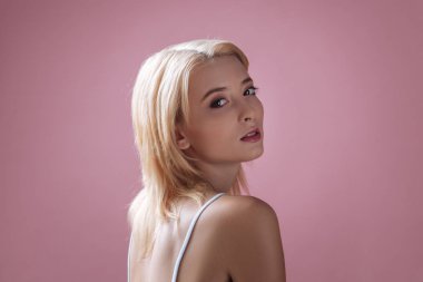 Mutlu kız ihale omuzlarını gösteren