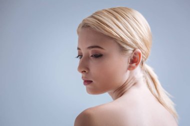 Kadın kişi basarak dudaklar konsantre