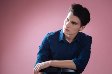 Kendine güvenen modeli üzerinde sandalyesinin arkasına yaslanmış