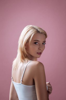 Sevimli sarışın size bakarken