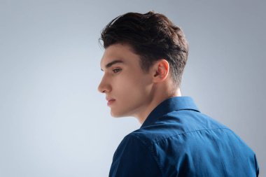 Yana doğru seyir düşünceli erkek modeli