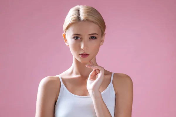 Persona femminile fiduciosa che tocca il mento — Foto Stock