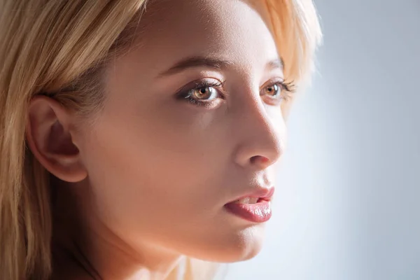 Porträt einer erstaunlichen Blondine, die tief in Gedanken steckt — Stockfoto