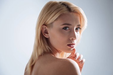 Ciddi sarışın kamerada poz