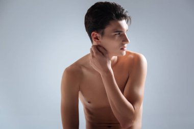 Yakışıklı model derin düşünceler içinde olmak