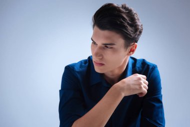 Ciddi adam derin düşünceler içinde olmak