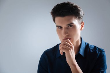 Çekici erkek kişi gelecek hakkında düşünme