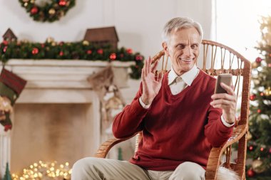 Mutlu emekli şenlikli ruh sahip