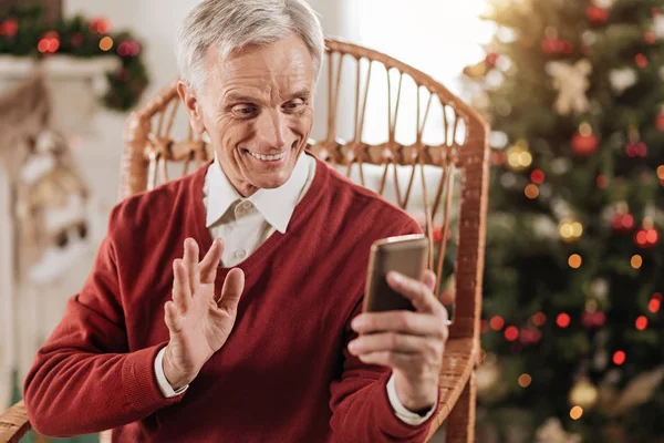 Olumlu memnun adam için arama Gadget'ı kullanma