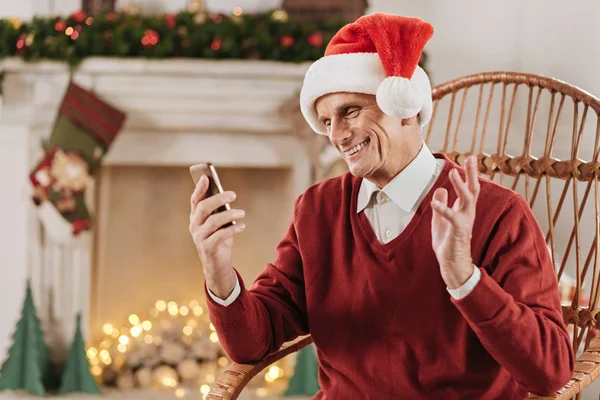 Glad pensionär uttrycker positivitet medan talk — Stockfoto