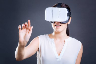 Sanal panelini kullanarak mutlu güzel kadın