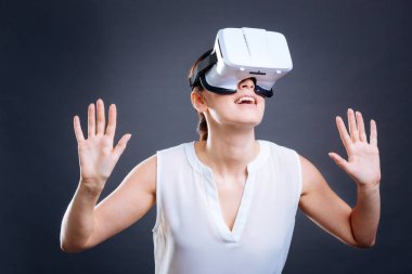 Yeni teknolojileri kullanarak mutlu mutluluk işkadını