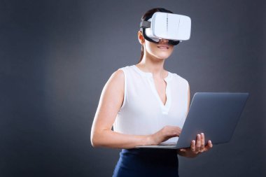 Bir dizüstü bilgisayar holding neşeli akıllı iş kadını